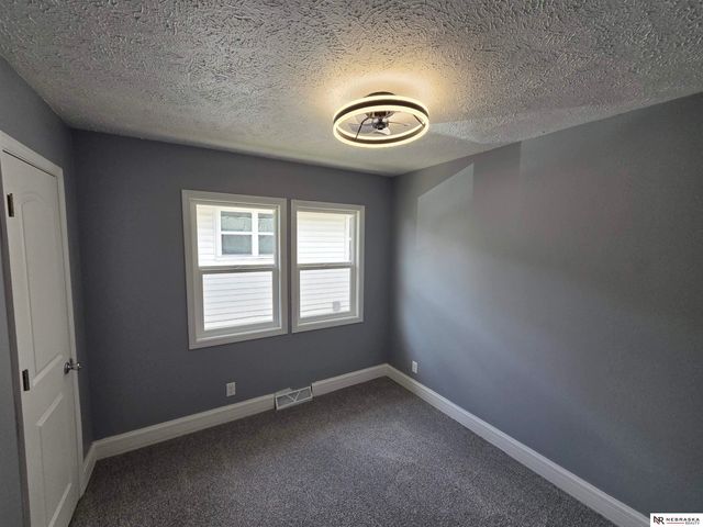 6107 Seward Street, Omaha, NE 68104