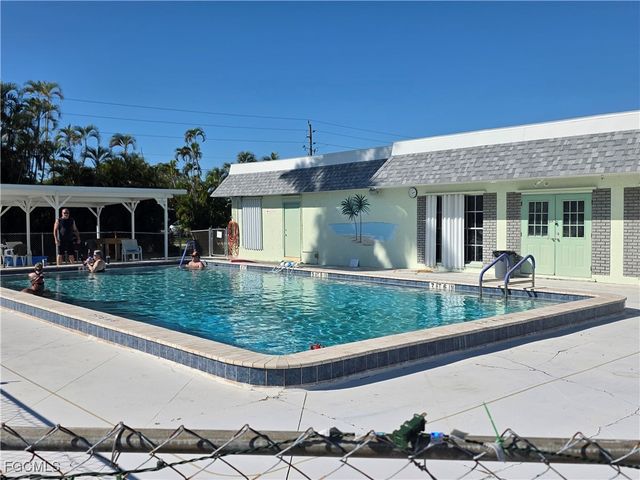 101 Oak LN, Fort Myers, FL 33908