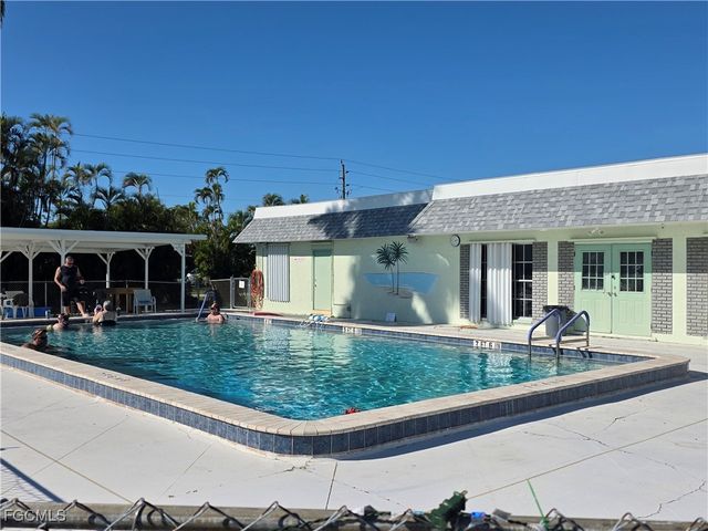 101 Oak LN, Fort Myers, FL 33908