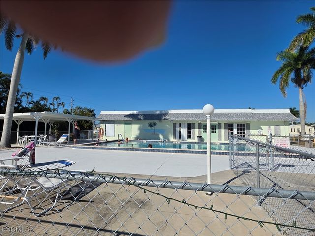 101 Oak LN, Fort Myers, FL 33908