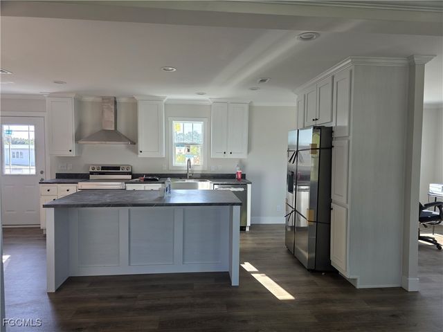 101 Oak LN, Fort Myers, FL 33908