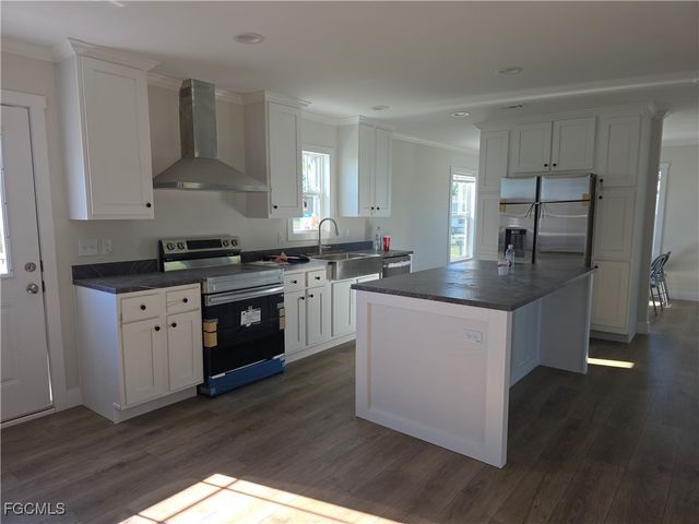 101 Oak LN, Fort Myers, FL 33908