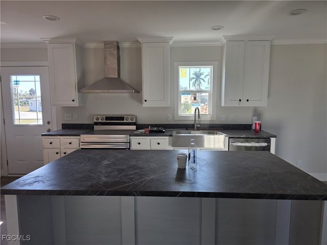 101 Oak LN, Fort Myers, FL 33908