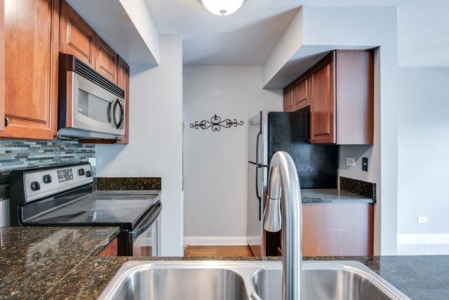 19 Foxcroft Road 203, Naperville, IL 60565
