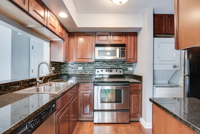 19 Foxcroft Road 203, Naperville, IL 60565