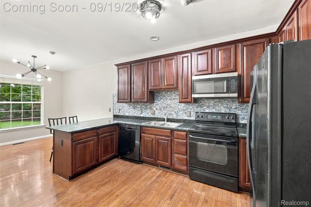 41351 N Maplewood Drive, Canton Charter Township, MI 48187