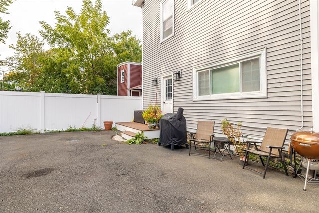 137 North St 3, Salem, MA 01970