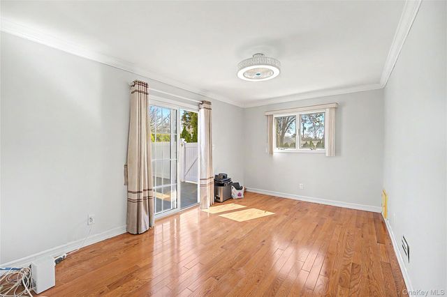253 DEVONSHIRE DR, New Hyde Park, NY 11040
