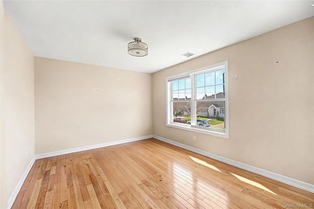 253 DEVONSHIRE DR, New Hyde Park, NY 11040