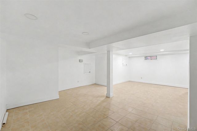 253 DEVONSHIRE DR, New Hyde Park, NY 11040