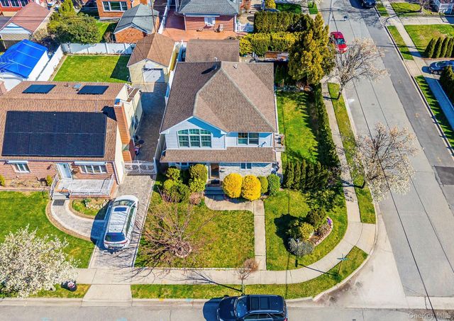 253 DEVONSHIRE DR, New Hyde Park, NY 11040