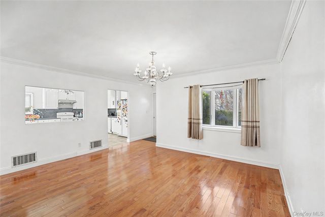 253 DEVONSHIRE DR, New Hyde Park, NY 11040