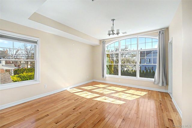 253 DEVONSHIRE DR, New Hyde Park, NY 11040