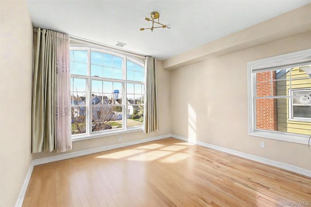 253 DEVONSHIRE DR, New Hyde Park, NY 11040