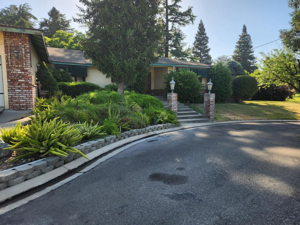 2411 Pinehurst Dr, Oakdale, CA 95361