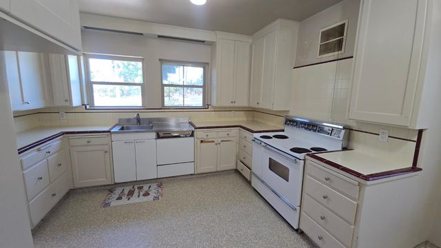 3966 Huntington Boulevard, Fresno, CA 93702