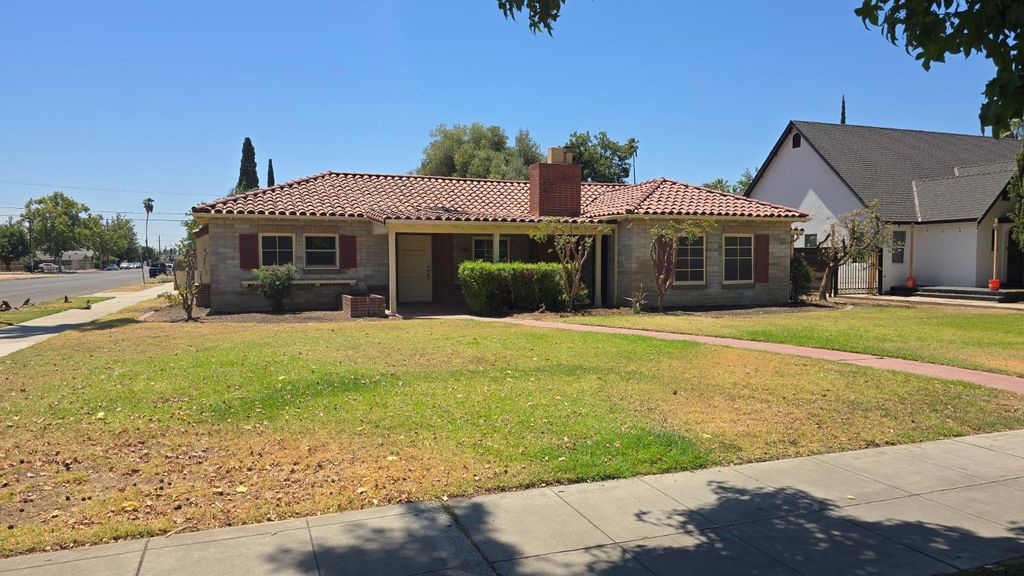 3966 Huntington Boulevard, Fresno, CA 93702