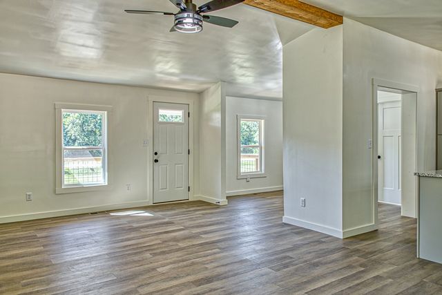 2204 Wartrace Hwy, Whitleyville, TN 38588