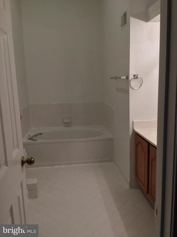 12323 FOX LAKE CT, Fairfax, VA 22033