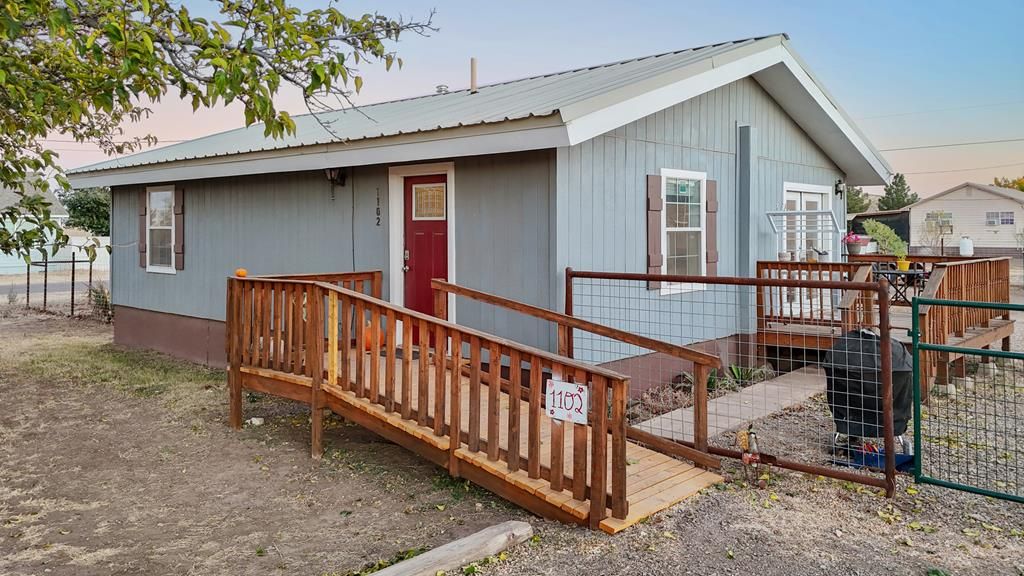 1102 W Del Rio St, Alpine, TX 79830