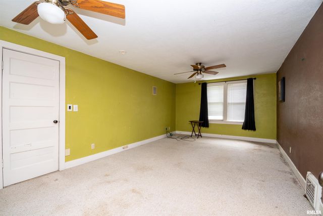3004 N KNOXVILLE Avenue, Peoria, IL 61602