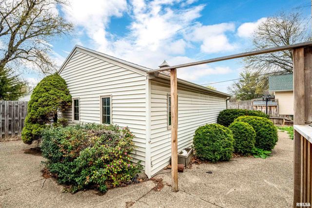 3004 N KNOXVILLE Avenue, Peoria, IL 61602
