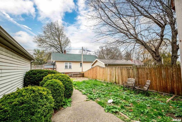 3004 N KNOXVILLE Avenue, Peoria, IL 61602