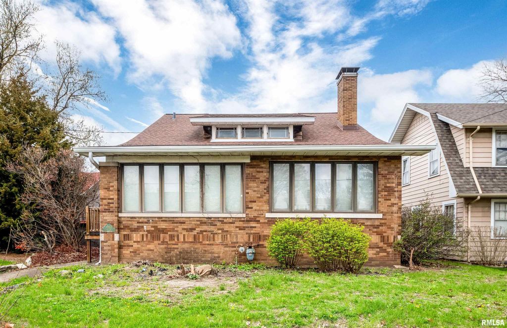 3004 N KNOXVILLE Avenue, Peoria, IL 61602