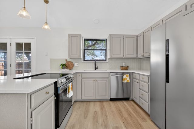 509 Brookside Court, Burleson, TX 76028