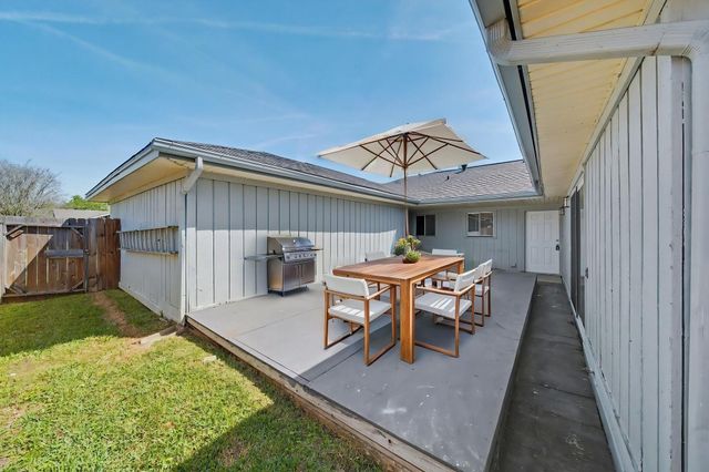 2015 Williamsburg Court N, League City, TX 77573