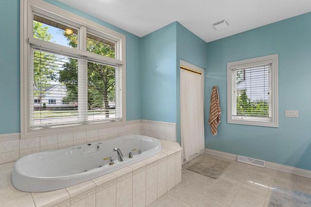 236 E THORNBROOK LANE, Appleton, WI 54913
