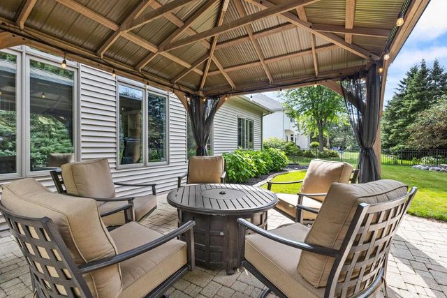 236 E THORNBROOK LANE, Appleton, WI 54913
