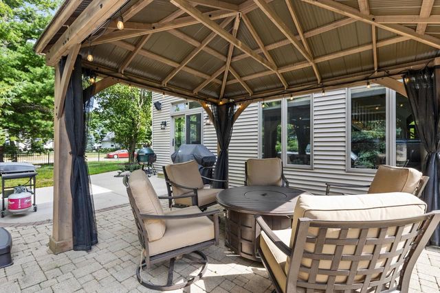 236 E THORNBROOK LANE, Appleton, WI 54913