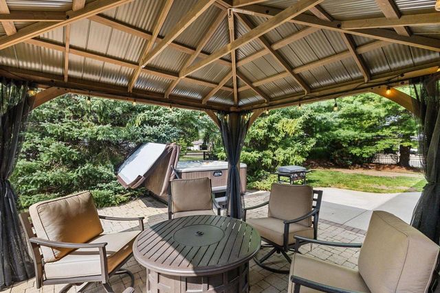 236 E THORNBROOK LANE, Appleton, WI 54913