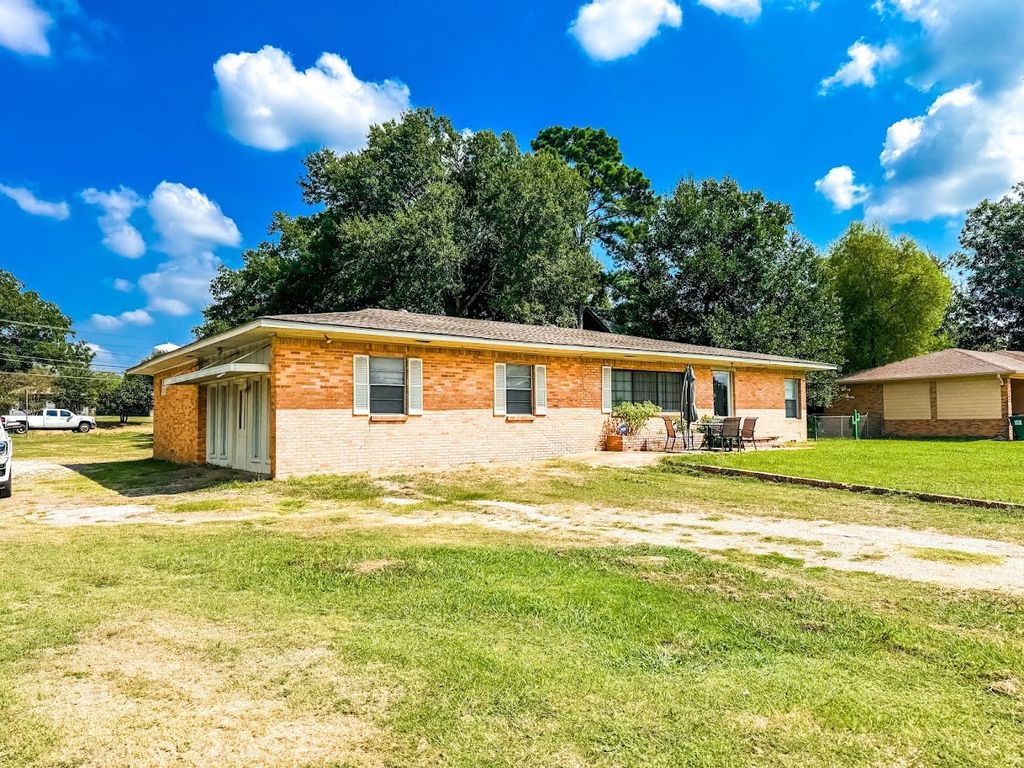 552 E Commerce Street, Fairfield, TX 75840