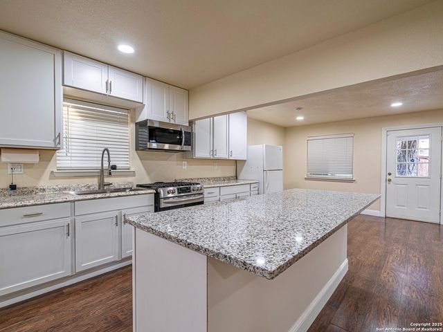 219 E Formosa, San Antonio, TX 78221