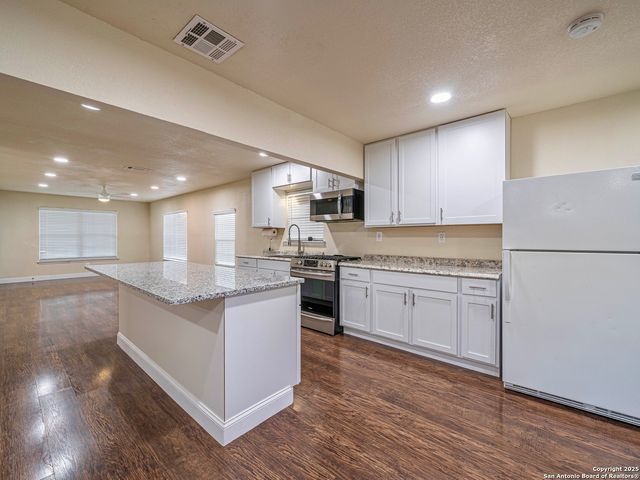 219 E Formosa, San Antonio, TX 78221