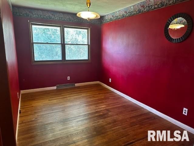 12 Newland Lane, Jacksonville, IL 62650