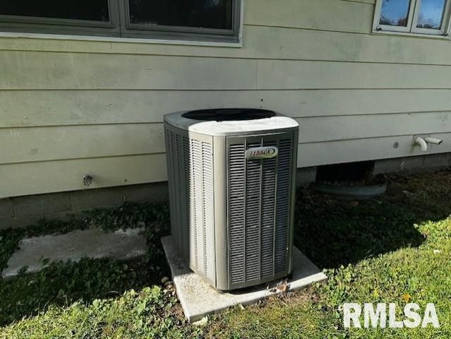 12 Newland Lane, Jacksonville, IL 62650