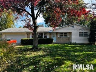 12 Newland Lane, Jacksonville, IL 62650