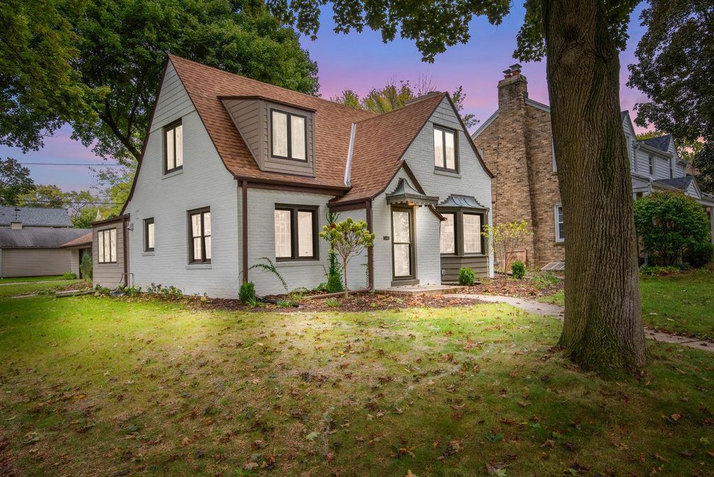 2578 N 88th STREET, Wauwatosa, WI 53226