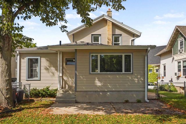217 S Cross STREET, Oconomowoc, WI 53066