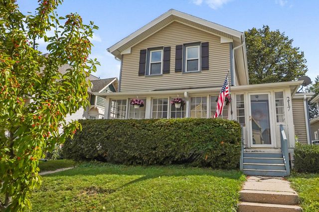 217 S Cross STREET, Oconomowoc, WI 53066