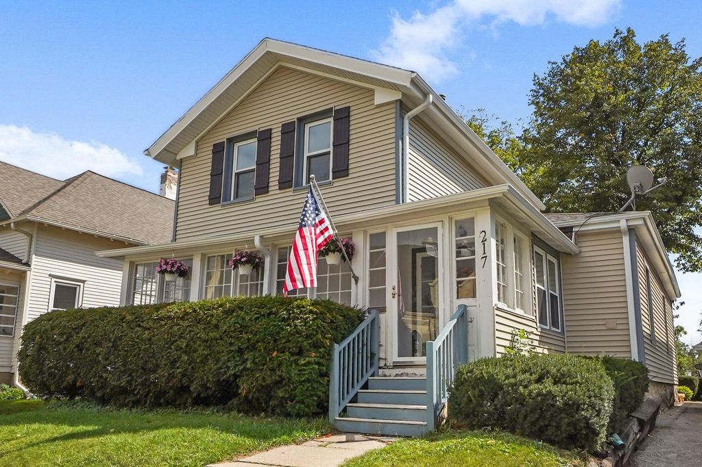 217 S Cross STREET, Oconomowoc, WI 53066