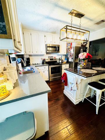 503 S Kansas Street, La Porte, TX 77571