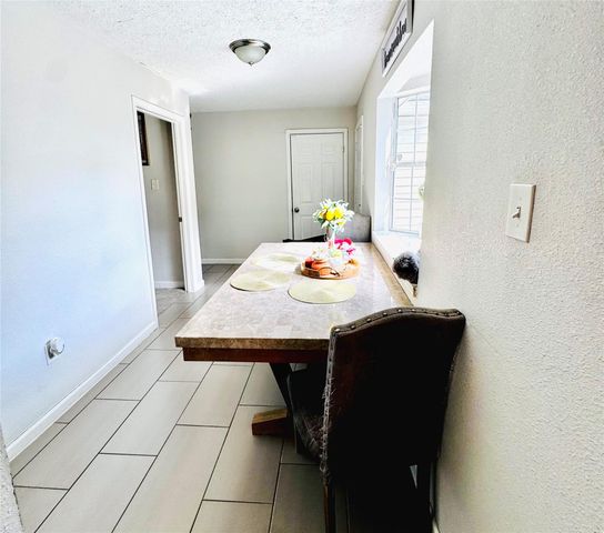 503 S Kansas Street, La Porte, TX 77571