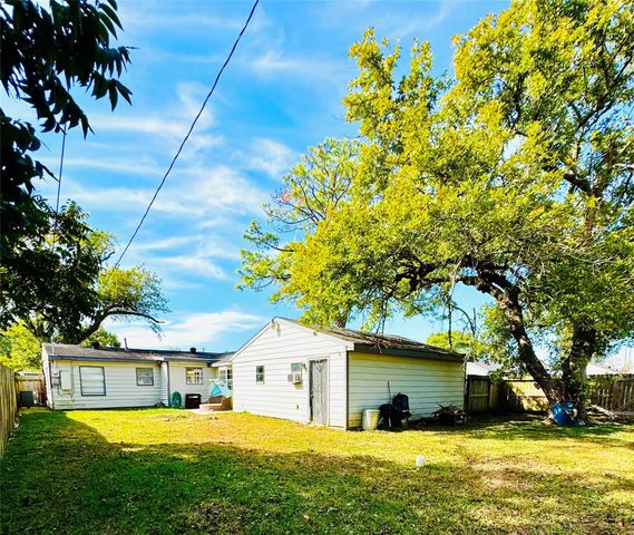 503 S Kansas Street, La Porte, TX 77571