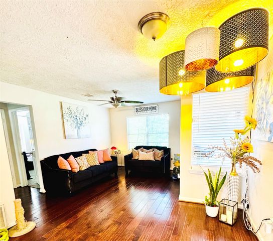 503 S Kansas Street, La Porte, TX 77571