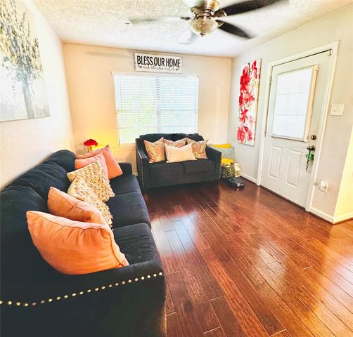 503 S Kansas Street, La Porte, TX 77571