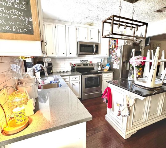 503 S Kansas Street, La Porte, TX 77571